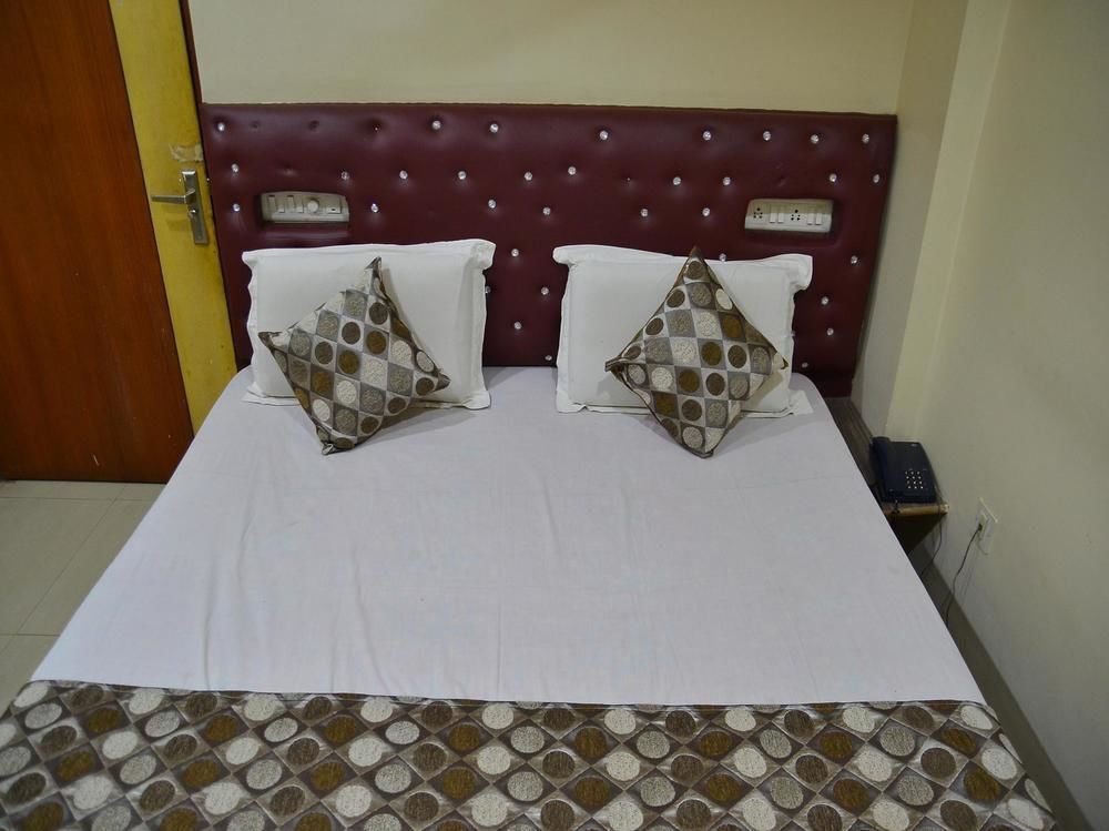 Oyo 3019 Hotel Lingaraj บูบันเนสชวาร์ ภายนอก รูปภาพ